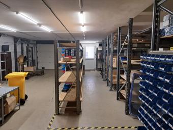 Eladó nagykereskedelmi raktár és autószervíz